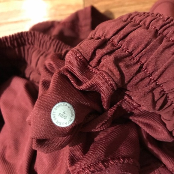 Lululemon 2.5 shorts hotty hot - Picture 3 of 3